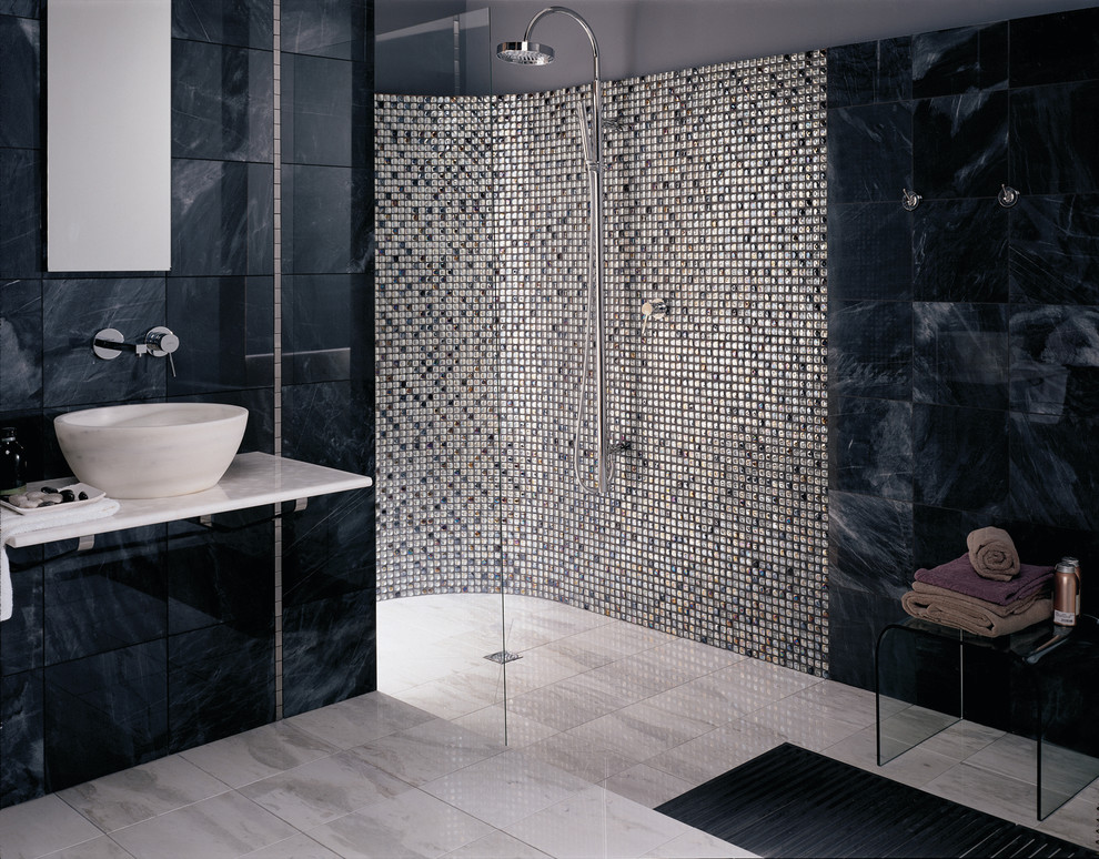 Идея дизайна: большая главная ванная комната в стиле модернизм с открытым душем, черной плиткой, плиткой мозаикой, серыми стенами, мраморным полом, настольной раковиной и столешницей из искусственного кварца