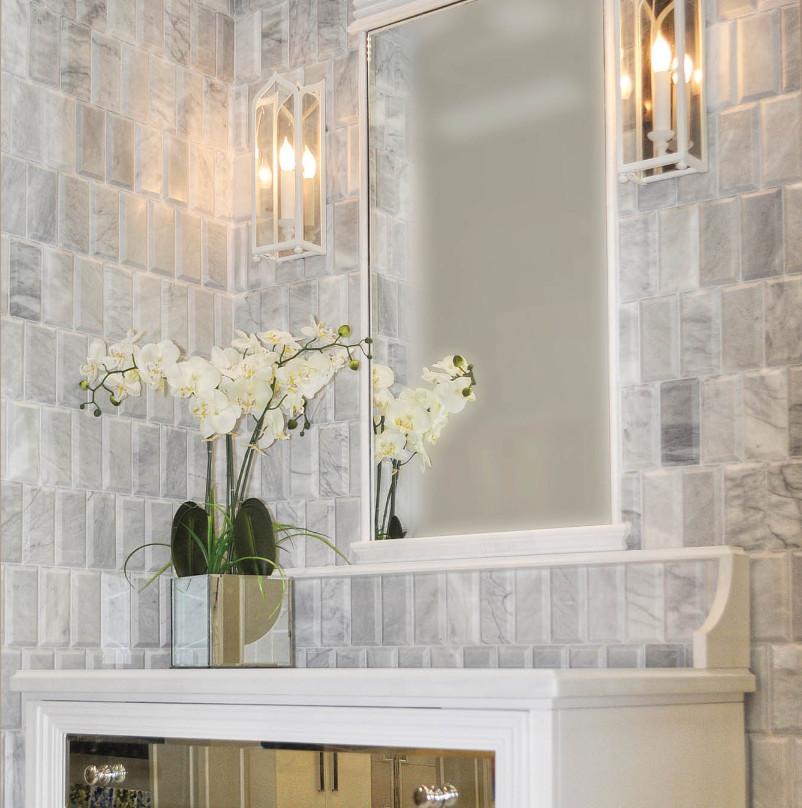 На фото: ванная комната в современном стиле с белыми фасадами, серой плиткой, мраморной плиткой, серыми стенами, мраморным полом, столешницей из дерева и белой столешницей