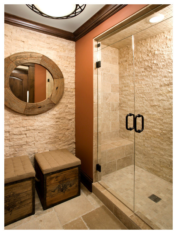 Foto på ett mellanstort rustikt en-suite badrum, med en dusch i en alkov, beige kakel, keramikplattor, beige väggar, skiffergolv, brunt golv och dusch med gångjärnsdörr