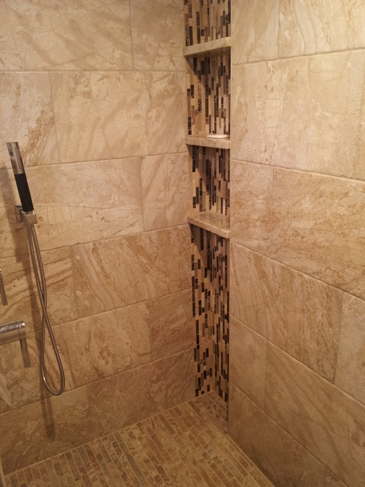 Ispirazione per una stanza da bagno padronale tradizionale di medie dimensioni con doccia aperta, piastrelle beige, piastrelle in gres porcellanato e pavimento con piastrelle in ceramica