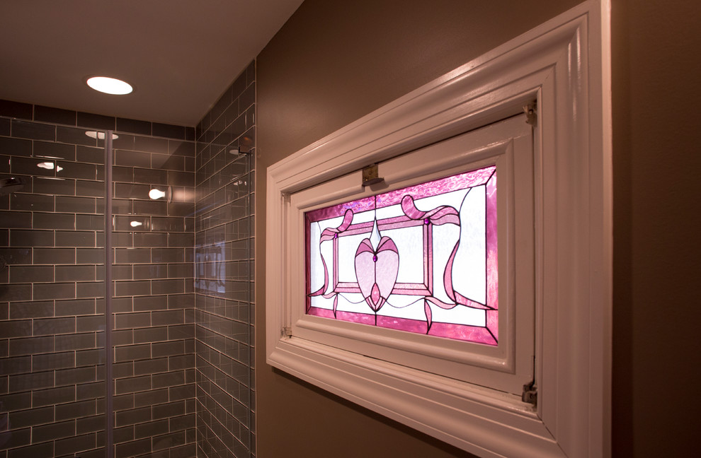 Immagine di una stanza da bagno bohémian di medie dimensioni con ante con bugna sagomata, ante in legno bruno, piastrelle grigie, piastrelle diamantate, pareti beige, pavimento con piastrelle a mosaico, lavabo sottopiano e top in granito