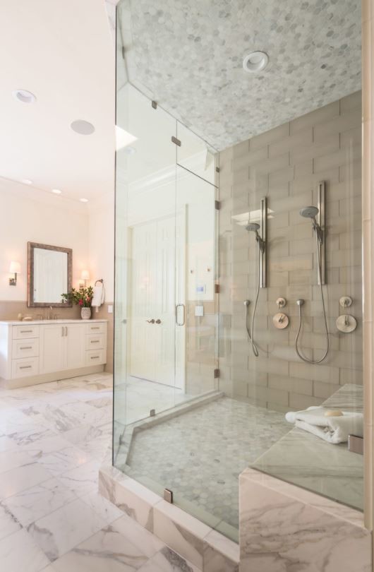 Foto på ett mellanstort funkis en-suite badrum, med luckor med infälld panel, vita skåp, en hörndusch, beige kakel, keramikplattor, vita väggar, marmorgolv, ett nedsänkt handfat och dusch med gångjärnsdörr