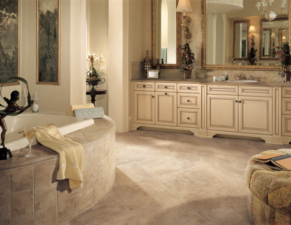 Пример оригинального дизайна: большая главная ванная комната в классическом стиле с фасадами с выступающей филенкой, бежевыми фасадами, накладной ванной, бежевой плиткой, каменной плиткой, желтыми стенами, полом из керамогранита, столешницей из плитки и накладной раковиной