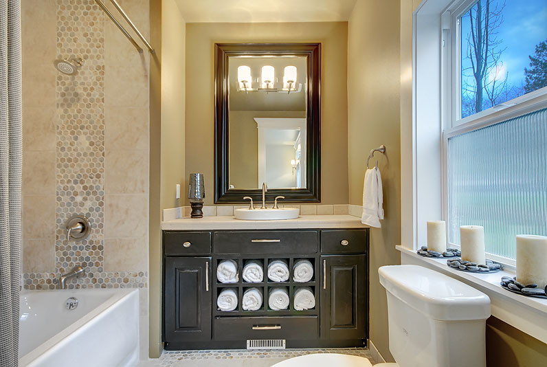 На фото: ванная комната в стиле неоклассика (современная классика) с фасадами с выступающей филенкой, черными фасадами, столешницей из плитки и полом из керамогранита