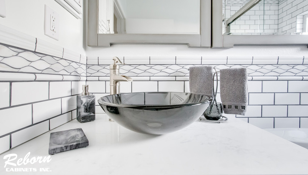 Modern inredning av ett litet badrum med dusch, med luckor med upphöjd panel, vita skåp, en hörndusch, en bidé, vit kakel, tunnelbanekakel, mosaikgolv, ett fristående handfat och bänkskiva i kvarts