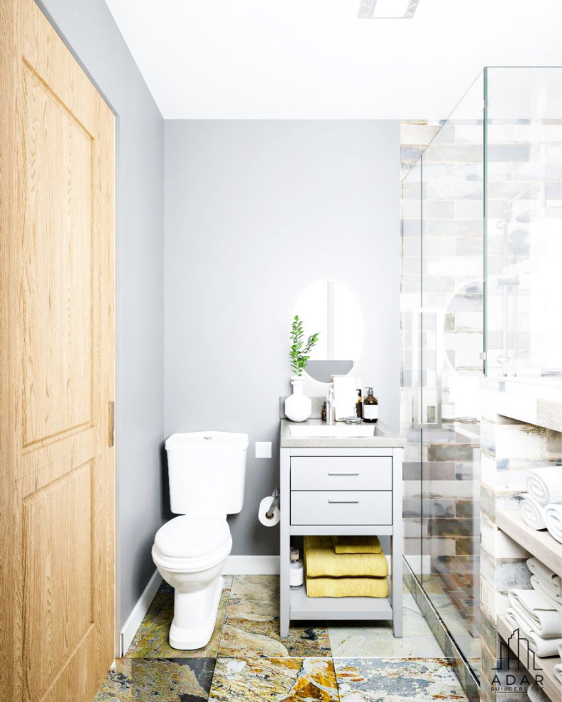 Cette image montre une salle de bain rustique de taille moyenne pour enfant avec des portes de placard grises, un carrelage bleu, des carreaux de céramique, un sol en carrelage de terre cuite, un plan de toilette en marbre, une cabine de douche à porte battante, un plan de toilette gris et meuble simple vasque.