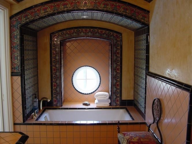 Пример оригинального дизайна: главная ванная комната среднего размера в средиземноморском стиле с накладной ванной, разноцветной плиткой, терракотовой плиткой, разноцветными стенами и столешницей из плитки