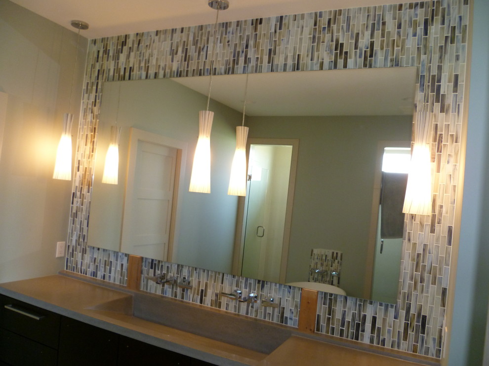 Inspiration för moderna en-suite badrum, med ett integrerad handfat, bänkskiva i betong, flerfärgad kakel, glaskakel och grå väggar