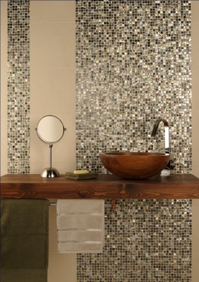 Esempio di una stanza da bagno minimalista con lavabo a bacinella, top in legno, piastrelle multicolore, piastrelle in metallo e pareti beige