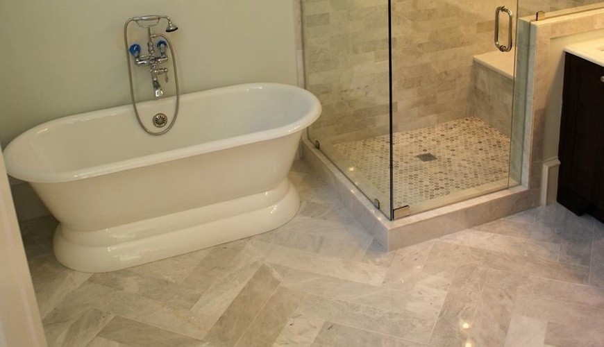 Foto de cuarto de baño actual de tamaño medio con bañera exenta, ducha esquinera, paredes beige, suelo de mármol, aseo y ducha, suelo gris y ducha con puerta con bisagras