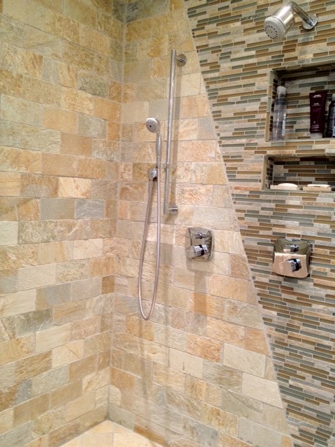 Modelo de cuarto de baño clásico de tamaño medio con ducha empotrada, baldosas y/o azulejos beige, baldosas y/o azulejos de piedra caliza, paredes beige, aseo y ducha y ducha abierta