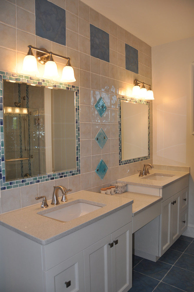 Стильный дизайн: ванная комната в стиле фьюжн с фасадами в стиле шейкер, белыми фасадами и врезной раковиной - последний тренд