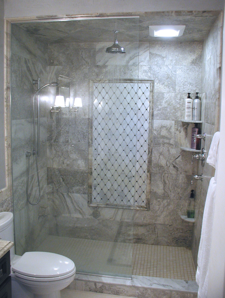 Пример оригинального дизайна: ванная комната в стиле фьюжн с душем в нише, унитазом-моноблоком, серой плиткой и плиткой мозаикой
