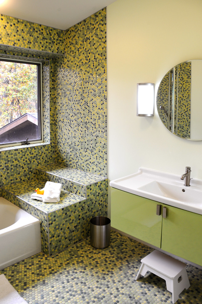 Modernes Badezimmer mit integriertem Waschbecken, grünen Schränken, farbigen Fliesen und Mosaikfliesen in Sonstige