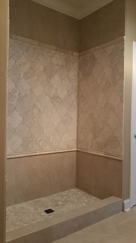 Exemple d'une douche en alcôve chic avec un carrelage beige, un carrelage marron, des carreaux de porcelaine et un mur beige.