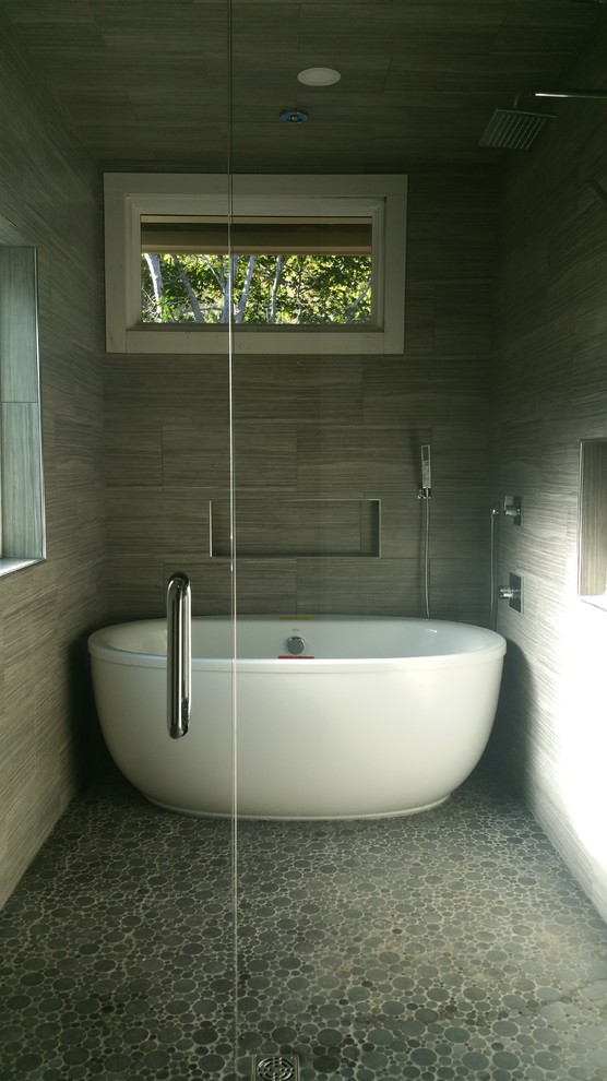 Modern inredning av ett mellanstort en-suite badrum, med beige skåp, ett fristående badkar, en dusch/badkar-kombination, grå kakel, porslinskakel och dusch med gångjärnsdörr