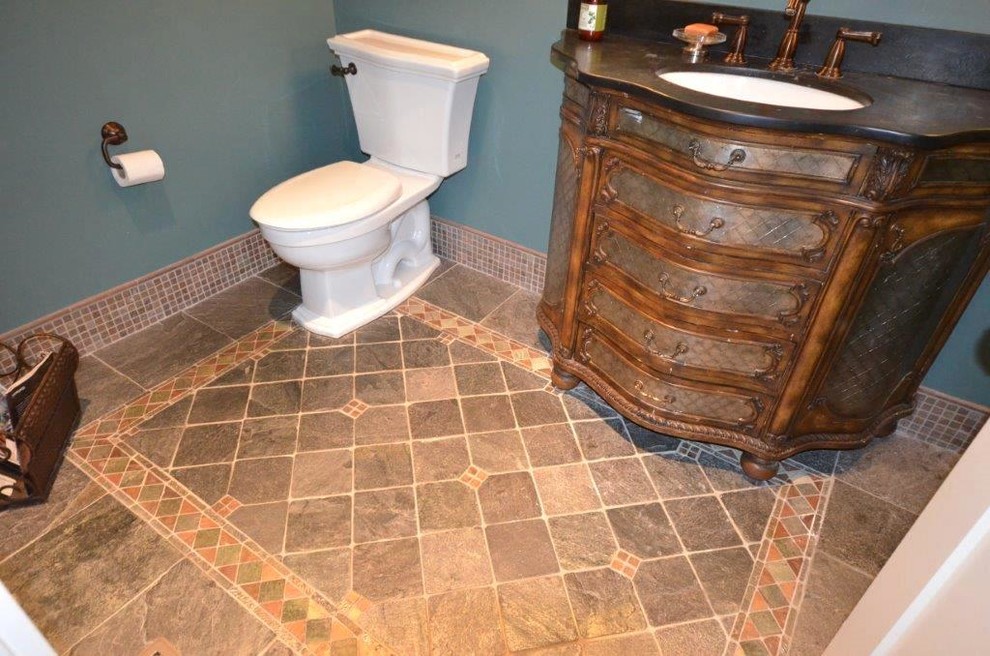 Exempel på ett mellanstort klassiskt badrum med dusch, med klinkergolv i porslin, möbel-liknande, skåp i mörkt trä, grå kakel, porslinskakel och blå väggar