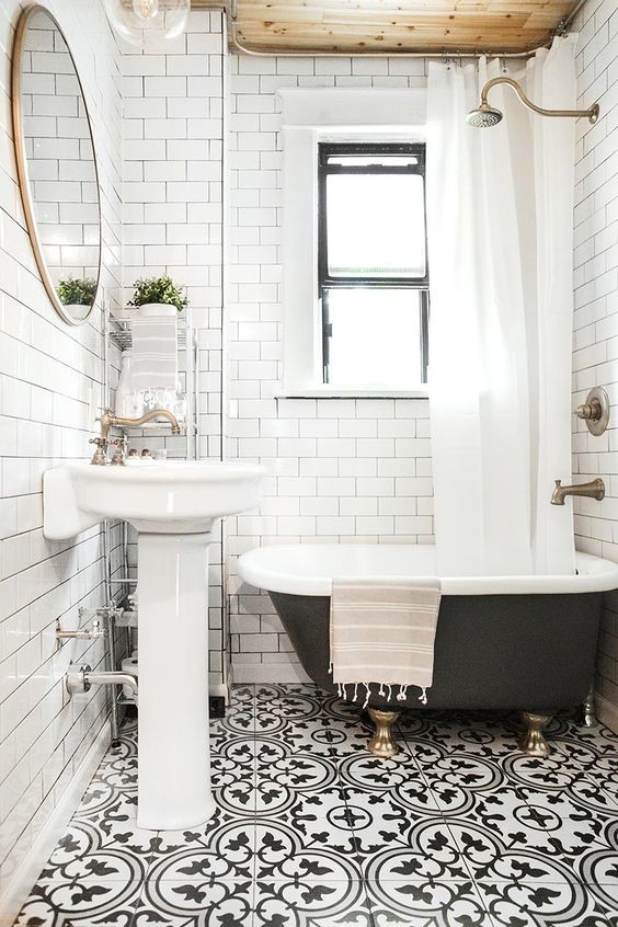 Bild på ett mellanstort vintage badrum, med vit kakel, tunnelbanekakel, vita väggar, klinkergolv i keramik, ett piedestal handfat och flerfärgat golv