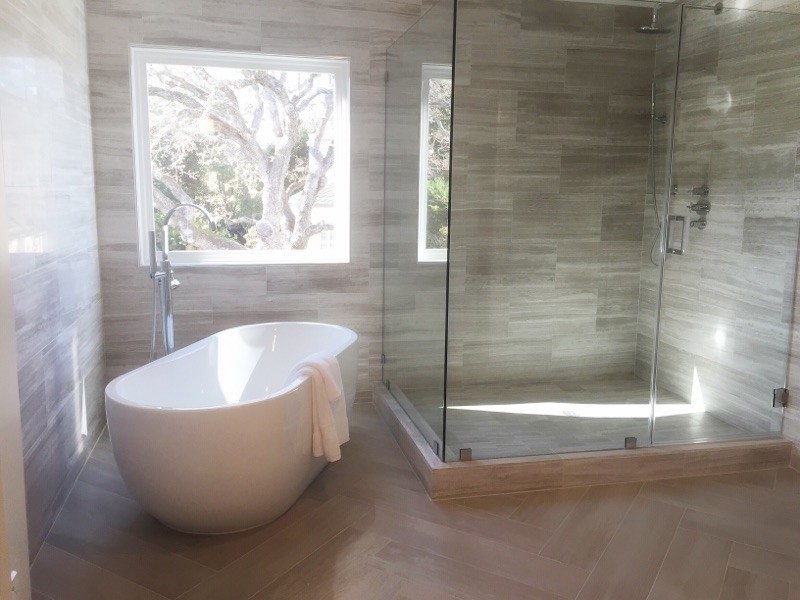 Идея дизайна: главная ванная комната среднего размера в современном стиле с плоскими фасадами, темными деревянными фасадами, отдельно стоящей ванной, двойным душем, бежевыми стенами, врезной раковиной, бежевым полом и душем с распашными дверями