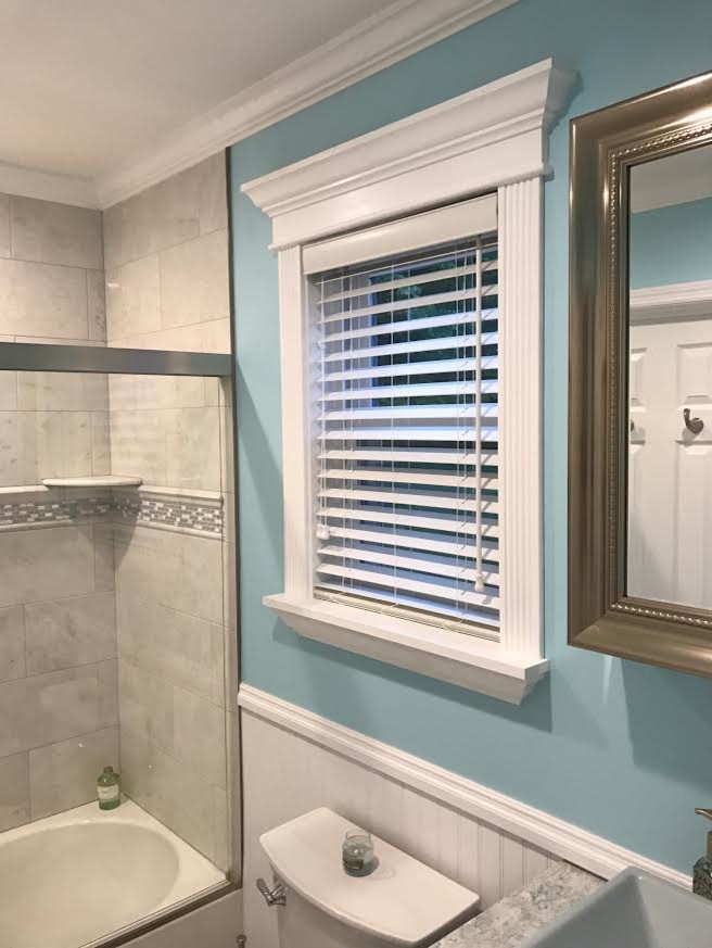 Стильный дизайн: ванная комната среднего размера в стиле неоклассика (современная классика) с плоскими фасадами, серыми фасадами, ванной в нише, душем над ванной, раздельным унитазом, коричневой плиткой, керамогранитной плиткой, синими стенами, полом из керамической плитки, душевой кабиной, настольной раковиной, столешницей из гранита, разноцветным полом и душем с раздвижными дверями - последний тренд