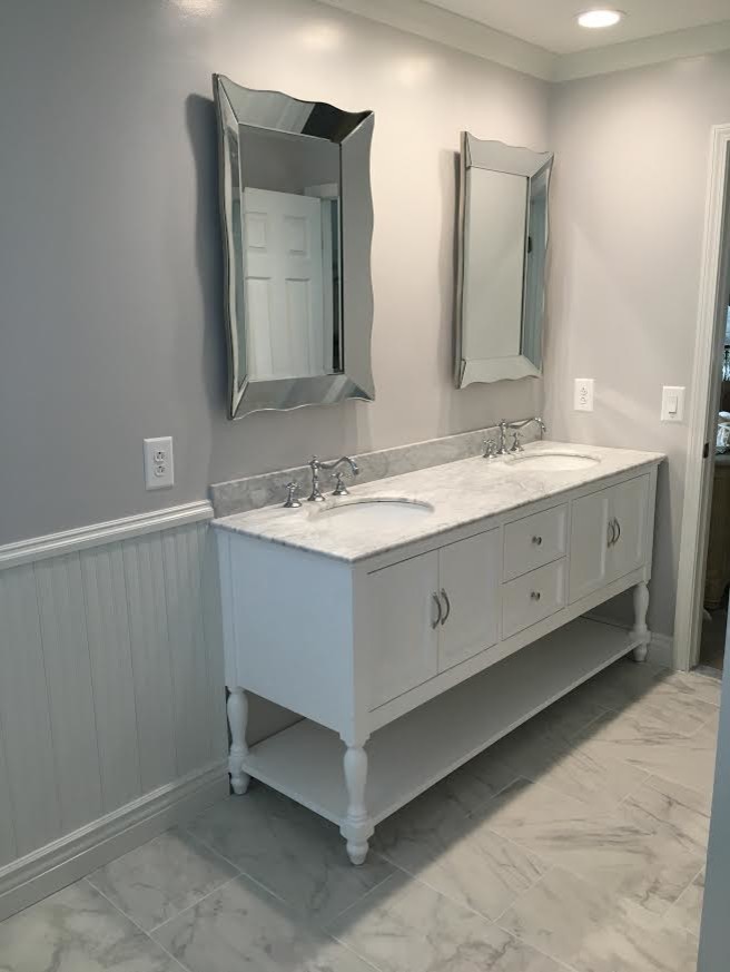 Idéer för ett stort klassiskt en-suite badrum, med skåp i shakerstil, vita skåp, en toalettstol med separat cisternkåpa, grå väggar, marmorgolv, ett undermonterad handfat, marmorbänkskiva och flerfärgat golv