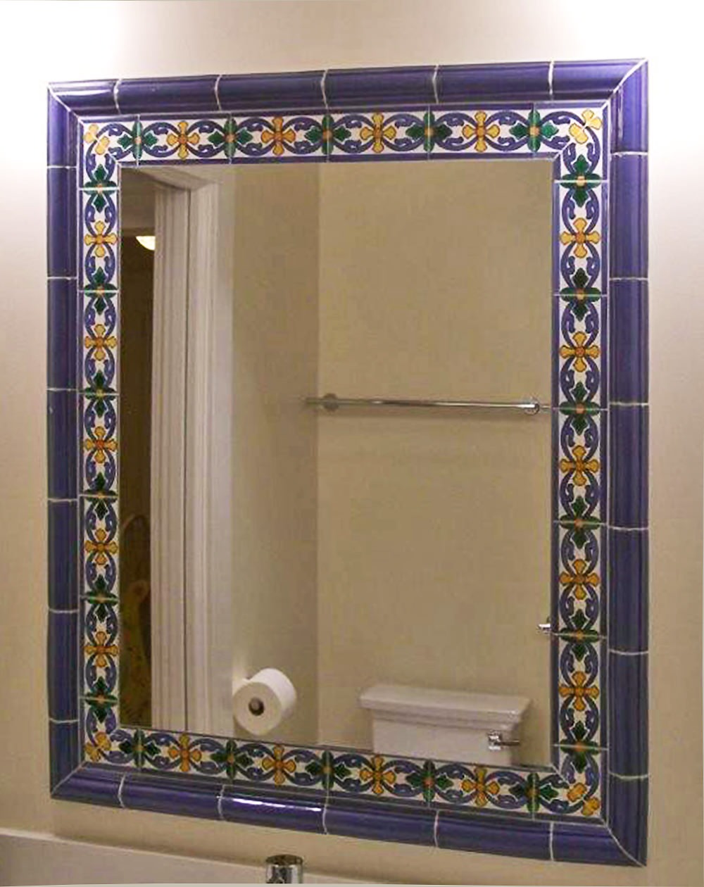 Обрамление плитки. Обрамление зеркала в ванной. Мозаика вокруг зеркала в ванной. Зеркало в средиземноморском стиле в ванную. Декор вокруг зеркала в ванной.
