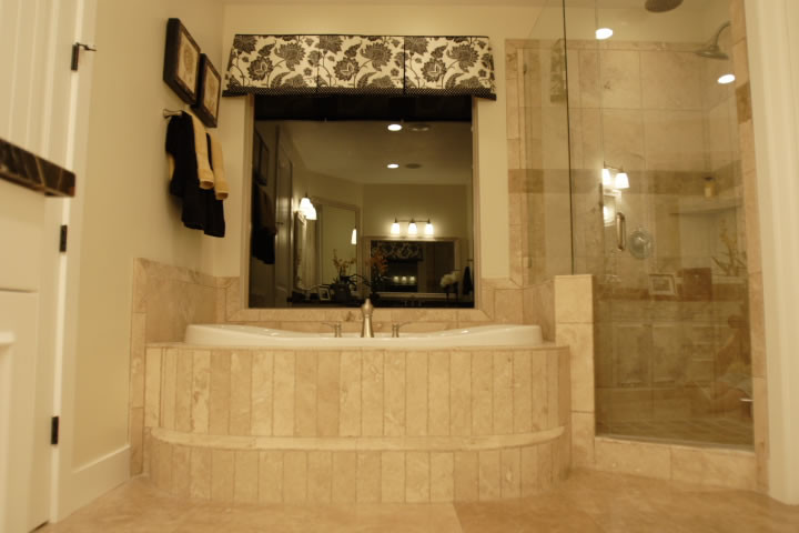 Idéer för att renovera ett mellanstort vintage en-suite badrum, med ett platsbyggt badkar, en dusch i en alkov, beige kakel, porslinskakel, gröna väggar, travertin golv, ett undermonterad handfat, beiget golv och dusch med gångjärnsdörr