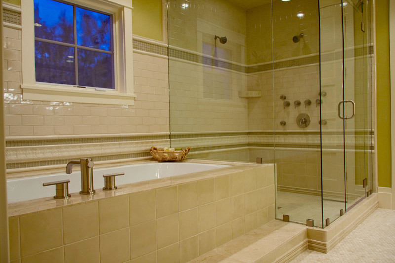 Foto di una stanza da bagno padronale chic di medie dimensioni con vasca sottopiano, doccia alcova, piastrelle beige, piastrelle in gres porcellanato, pareti verdi, pavimento con piastrelle a mosaico, pavimento beige e porta doccia a battente