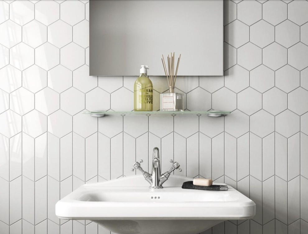 Esempio di una stanza da bagno design di medie dimensioni con piastrelle bianche e lavabo sospeso