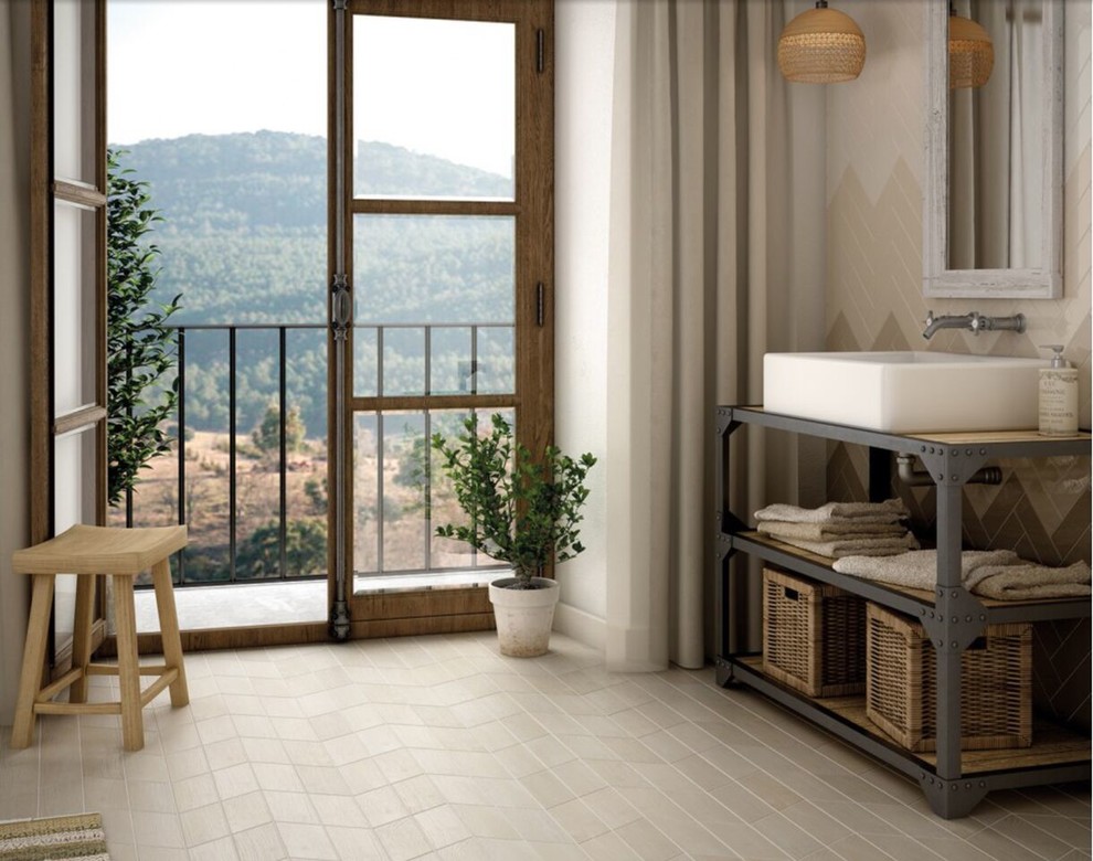 Пример оригинального дизайна: ванная комната среднего размера в современном стиле с фасадами островного типа, настольной раковиной и столешницей из дерева