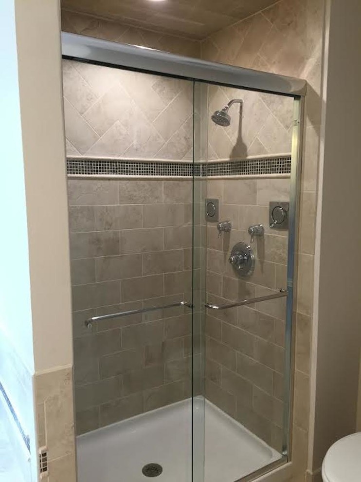 Стильный дизайн: ванная комната среднего размера в классическом стиле с душем в нише, бежевой плиткой, плиткой из известняка, душевой кабиной и душем с раздвижными дверями - последний тренд