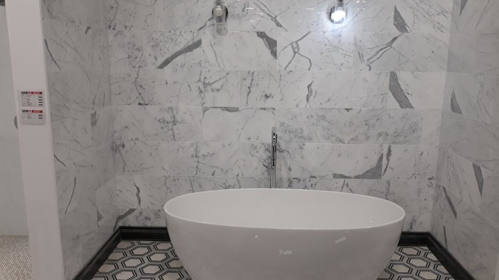 Idées déco pour une petite salle de bain contemporaine avec une baignoire indépendante, un carrelage blanc, du carrelage en marbre, un mur blanc et un sol en carrelage de céramique.