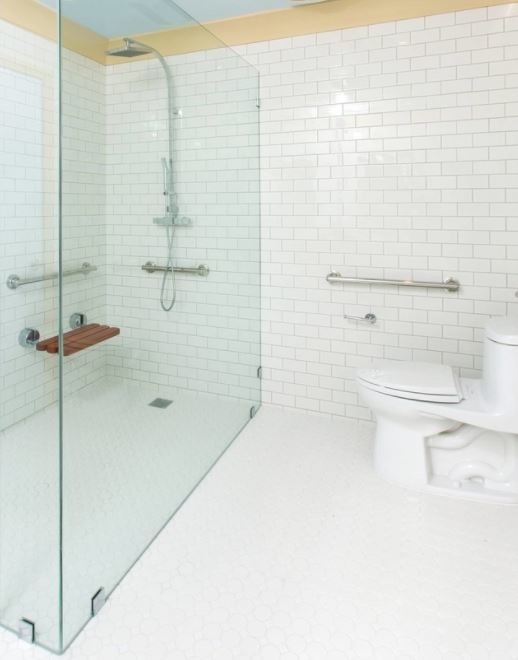 Foto på ett stort funkis en-suite badrum, med en kantlös dusch, vit kakel, keramikplattor, vita väggar, klinkergolv i porslin, vitt golv och dusch med gångjärnsdörr