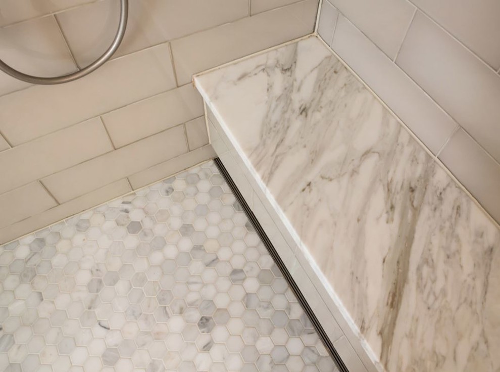 Großes Modernes Badezimmer En Suite mit Keramikfliesen, weißer Wandfarbe, Marmorboden, weißem Boden und beigen Fliesen in Los Angeles