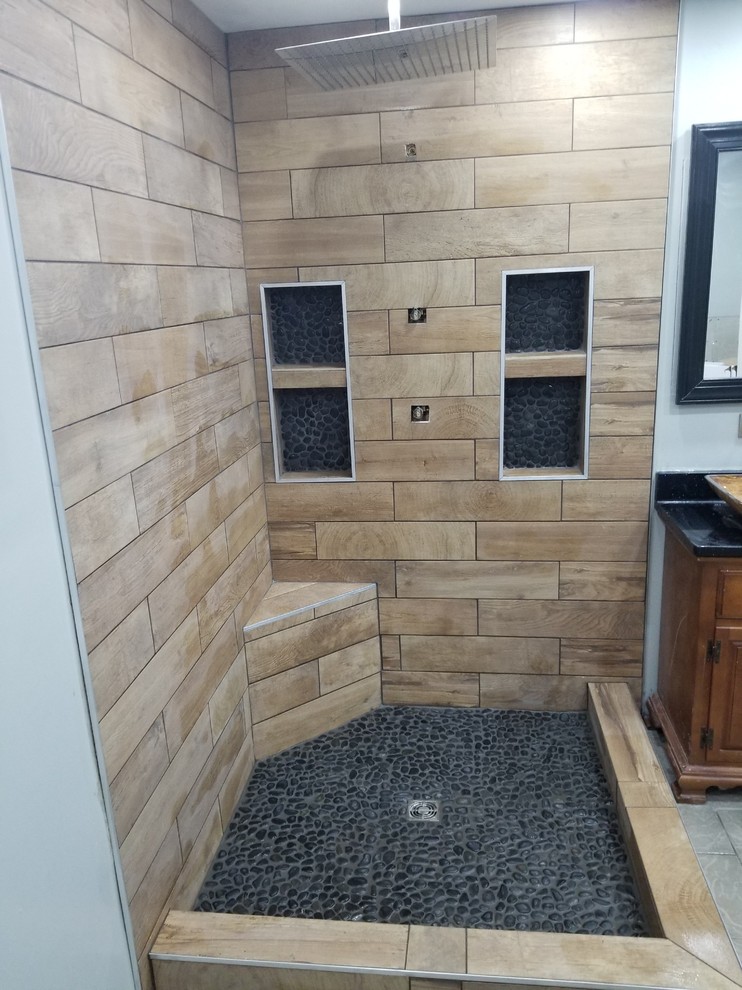 Amerikansk inredning av ett mellanstort svart svart badrum med dusch, med luckor med upphöjd panel, skåp i mellenmörkt trä, beige kakel, porslinskakel, vita väggar, klinkergolv i keramik, ett fristående handfat, bänkskiva i kvarts, grått golv och med dusch som är öppen