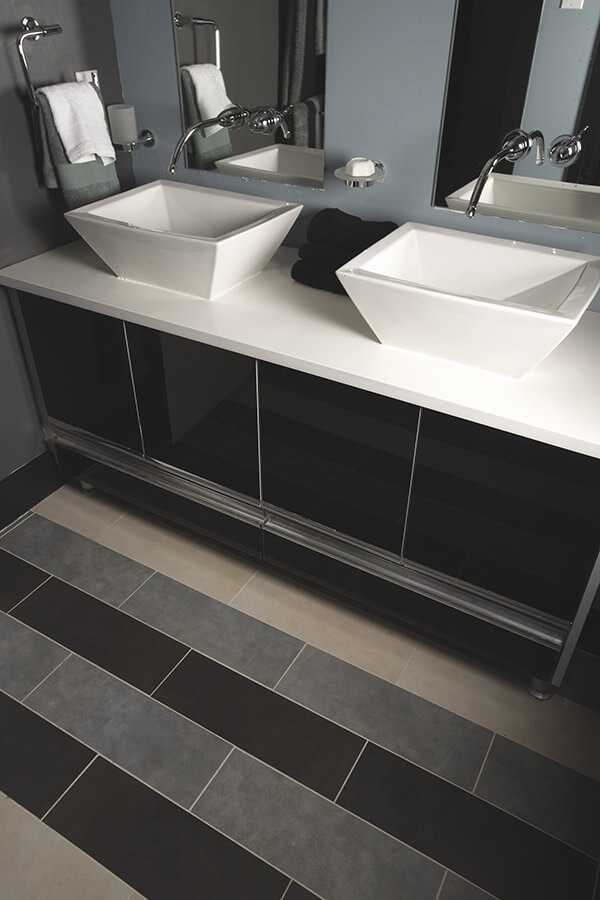 Esempio di una stanza da bagno moderna con ante nere, piastrelle multicolore, piastrelle in ceramica, pareti grigie, pavimento con piastrelle in ceramica e lavabo a bacinella