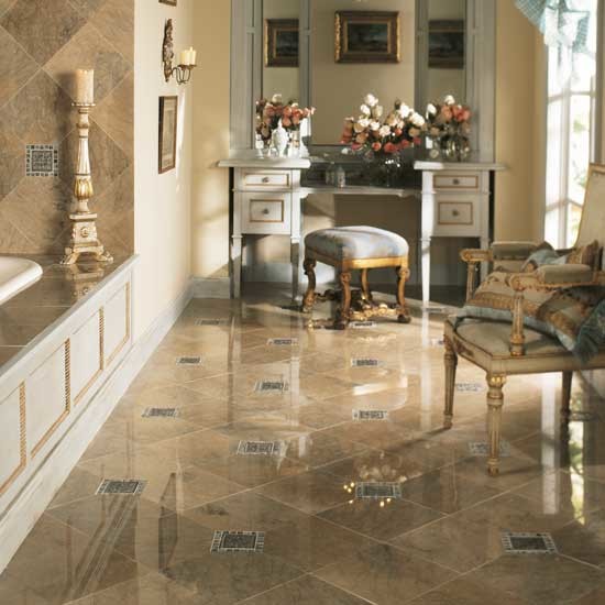 Ispirazione per una stanza da bagno mediterranea con pavimento in travertino e pavimento beige