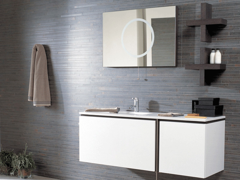 Modernes Duschbad mit flächenbündigen Schrankfronten, weißen Schränken, brauner Wandfarbe, Unterbauwaschbecken und Mineralwerkstoff-Waschtisch in Toronto