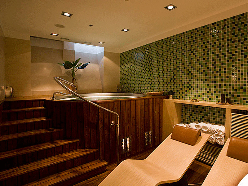 Modernes Badezimmer En Suite mit dunklen Holzschränken, Whirlpool, beiger Wandfarbe, dunklem Holzboden, Waschtisch aus Holz, farbigen Fliesen und Mosaikfliesen in Toronto