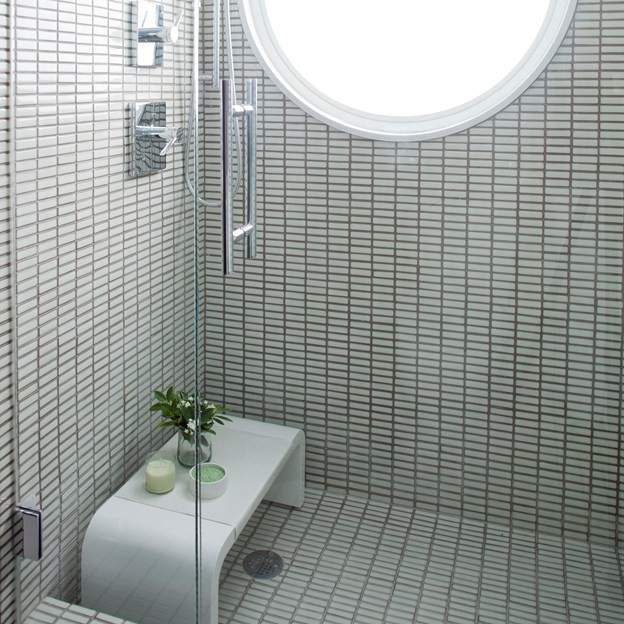 Modelo de cuarto de baño principal contemporáneo de tamaño medio con ducha empotrada, baldosas y/o azulejos blancos y baldosas y/o azulejos de porcelana