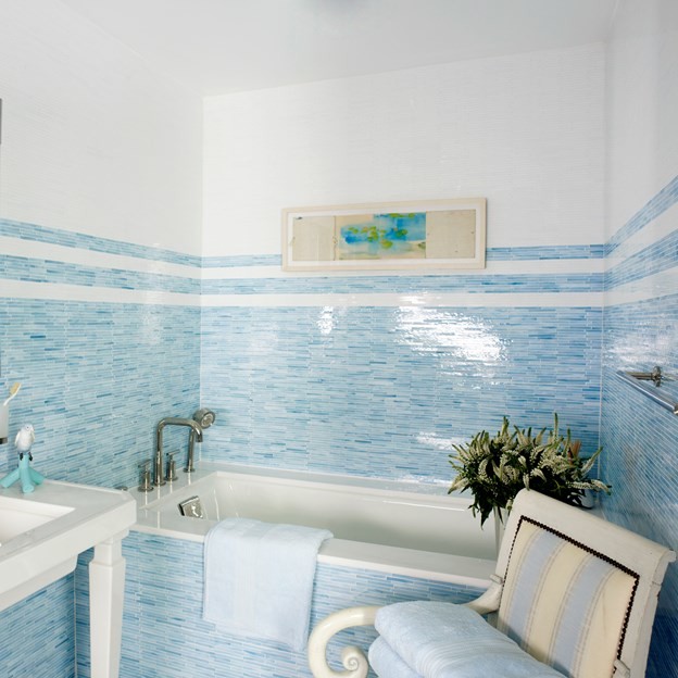 Foto de cuarto de baño principal costero pequeño con baldosas y/o azulejos azules, armarios abiertos, bañera encastrada, azulejos en listel, paredes blancas y lavabo con pedestal