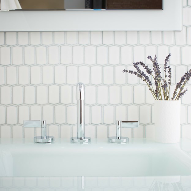 На фото: ванная комната среднего размера в скандинавском стиле с белой плиткой, керамогранитной плиткой, белыми стенами, душевой кабиной и монолитной раковиной