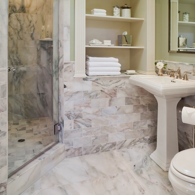 Klassisk inredning av ett mellanstort en-suite badrum, med öppna hyllor, vita skåp, en dusch i en alkov, beige kakel, rosa kakel, marmorkakel, gröna väggar, marmorgolv och ett piedestal handfat