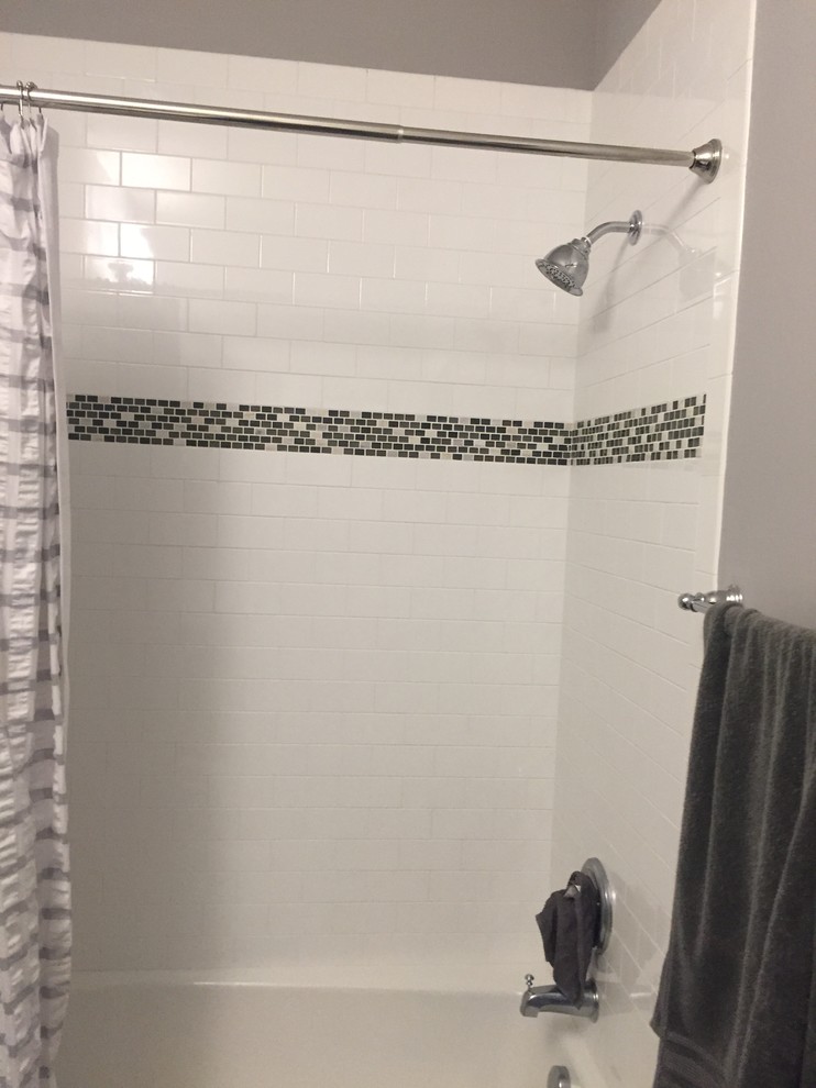 Idéer för mellanstora funkis badrum med dusch, med skåp i shakerstil, bruna skåp, en dusch i en alkov, vit kakel, grå väggar, klinkergolv i porslin, brunt golv och dusch med duschdraperi
