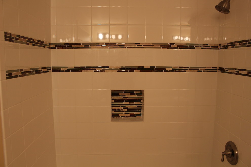 Idée de décoration pour une salle de bain bohème avec un combiné douche/baignoire, un carrelage blanc et des carreaux de céramique.