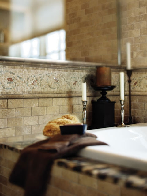 Imagen de cuarto de baño principal clásico de tamaño medio con bañera encastrada, baldosas y/o azulejos beige y baldosas y/o azulejos de piedra