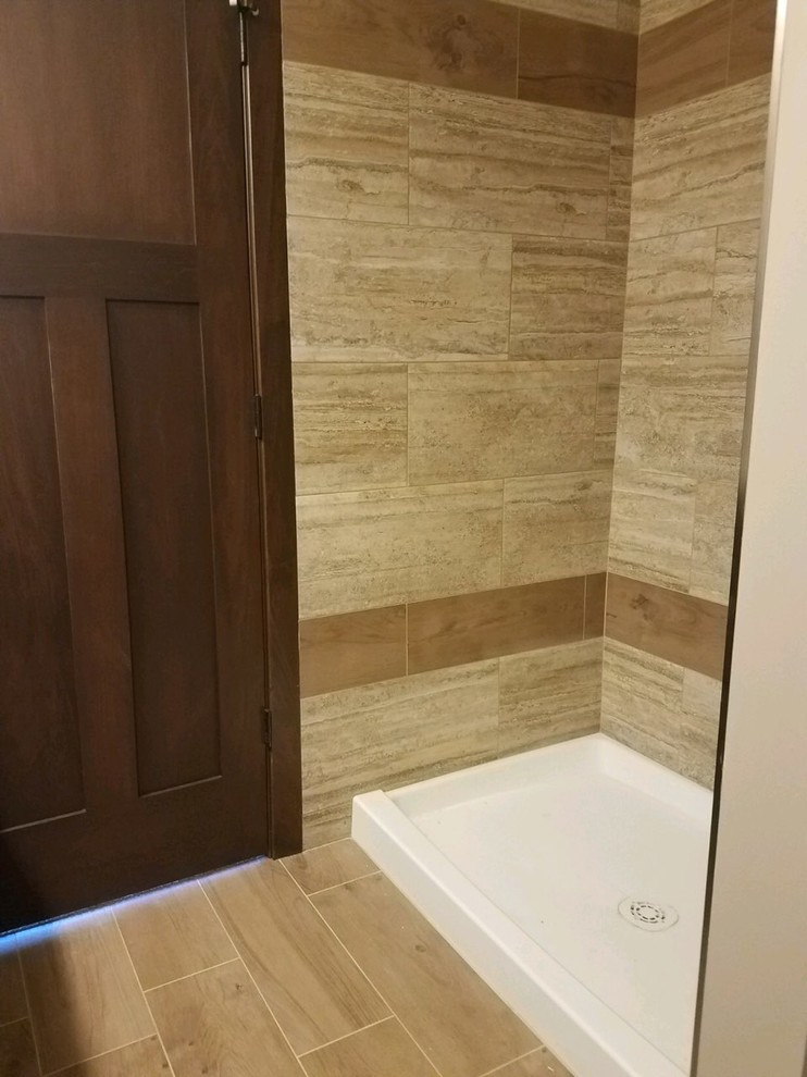Источник вдохновения для домашнего уюта: ванная комната среднего размера в стиле неоклассика (современная классика) с душем в нише, коричневой плиткой, керамогранитной плиткой, светлым паркетным полом, душевой кабиной и коричневым полом