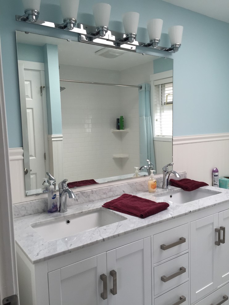 Kleines Klassisches Badezimmer mit weißen Fliesen, Keramikfliesen und Marmorboden in Seattle