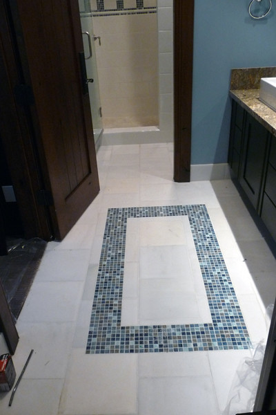 Exempel på ett mellanstort maritimt en-suite badrum, med ett fristående handfat, skåp i shakerstil, skåp i mörkt trä, granitbänkskiva, en dusch i en alkov, blå kakel, glaskakel, blå väggar och marmorgolv