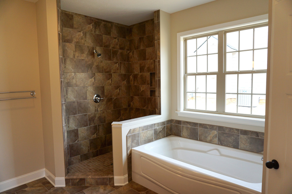 Пример оригинального дизайна: большая главная ванная комната в классическом стиле с ванной в нише, угловым душем, коричневой плиткой, керамогранитной плиткой, коричневыми стенами, полом из керамогранита, коричневым полом и открытым душем